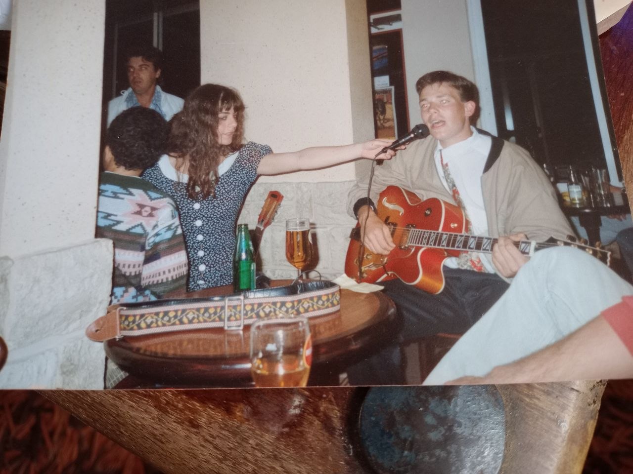 Hélène avec Simon à Fos-sur-Mer en 1991 ou 1992, Hélène tenant le microphone de Simon