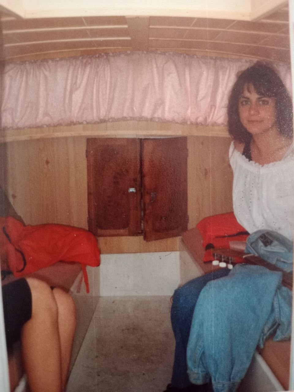Hélène sur le bateau du père de Simon à Fos-sur-Mer en 1991 ou 1992